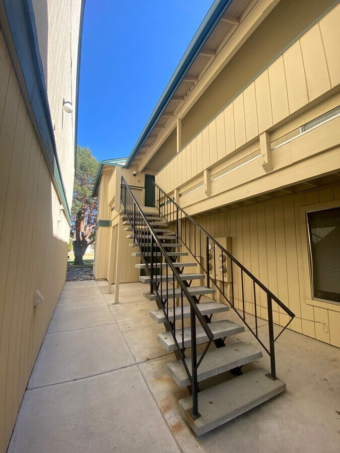 1 bedroom, 1 bathroom upstairs unit - 1 bedroom, 1 bathroom upstairs unit Unidad 52