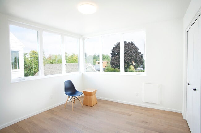 Photo - 5735 North Albina Avenue