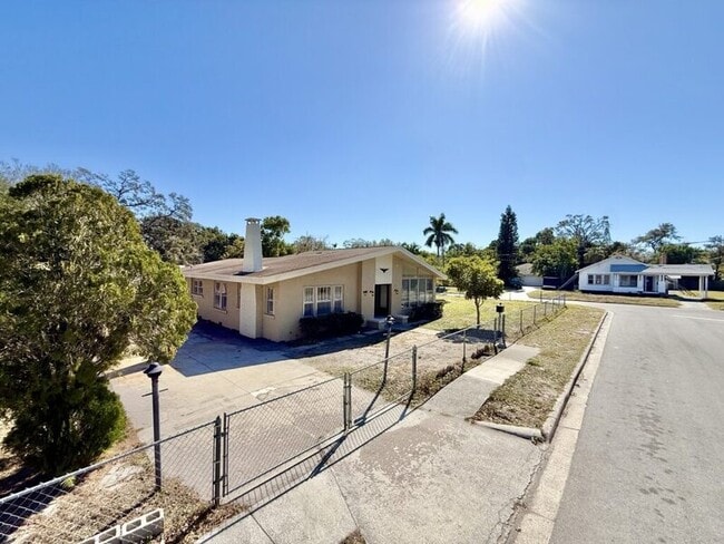 Photo - 1013 23rd St W