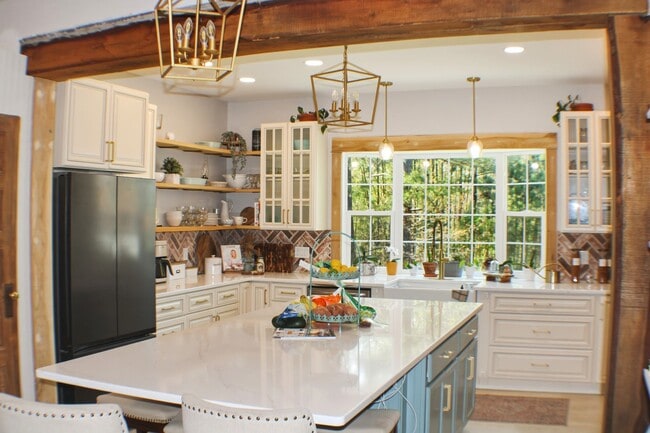 Photo - 5 bedroom on 2 acres