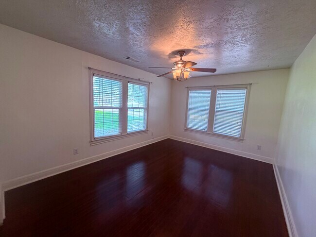 212 W Hunnicutt Ave