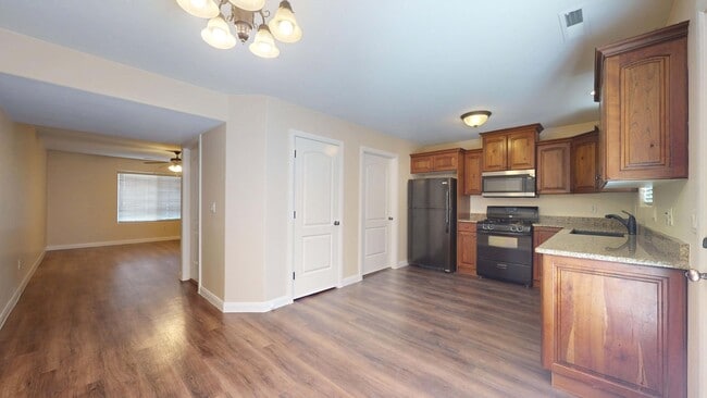 Photo - 370 1425 N St