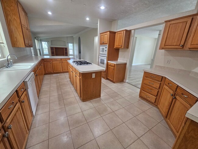 Photo - Spacious Home on 5 Acres For Rent!