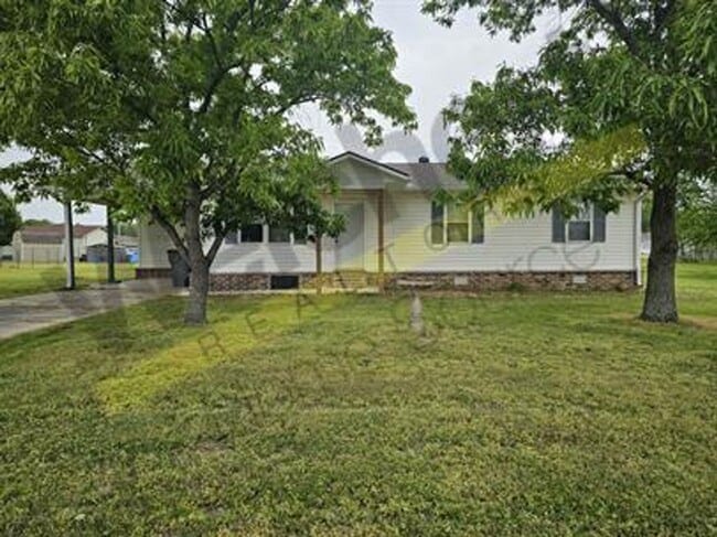 Building Photo - 3 bedroom, 2 bath home in Center Hill