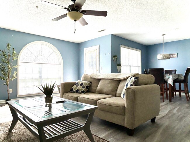 Photo - 412 Rivertree Ln