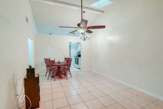 Photo - 407 Douglas Way