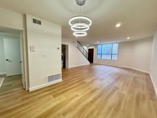 Building Photo - Stylish 2 bed + 2.5 bath + loft townhome n...