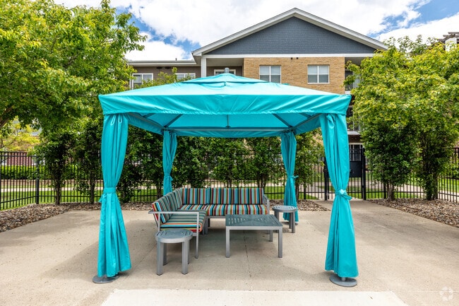 Piscina - Sierra Pointe Apartments