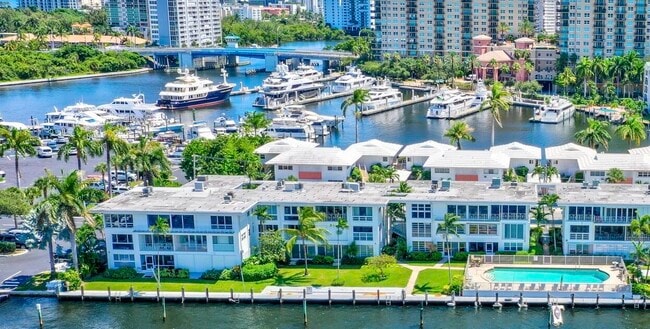 Building Photo - 2727 Yacht Club Blvd