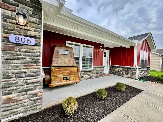 Building Photo - NEW Farmhouse Retreat Rustic decor and Coz...