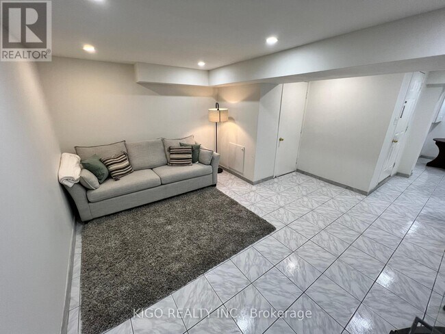 Photo - 5907 Ladyburn Crescent