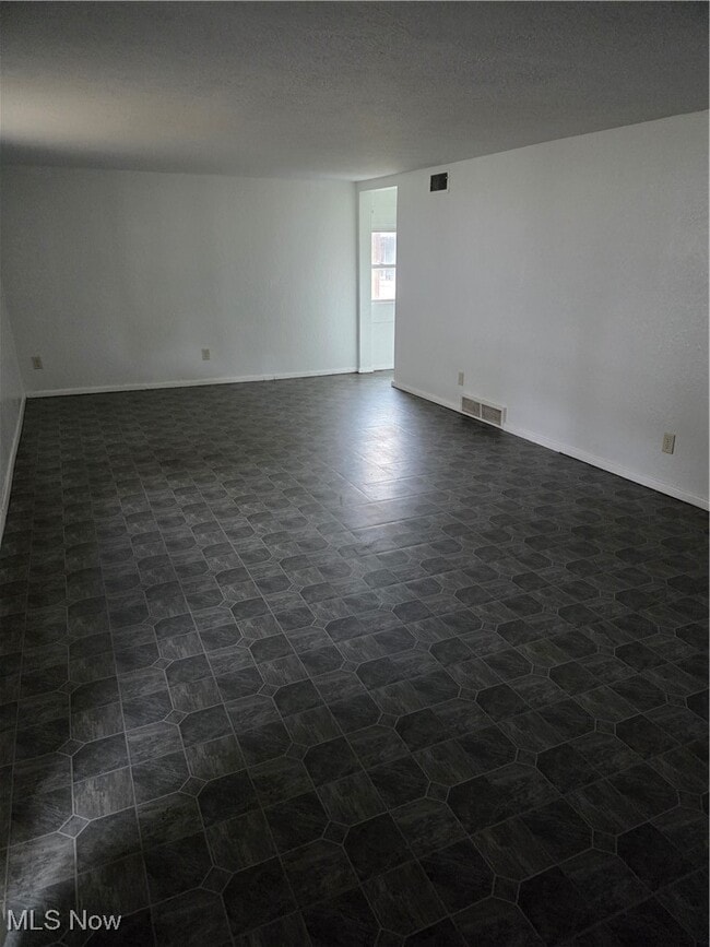 Photo - 331 Front Ave SW