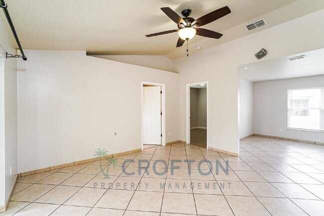 Photo - Very nice 3 bedroom with bonus room in Poinciana
