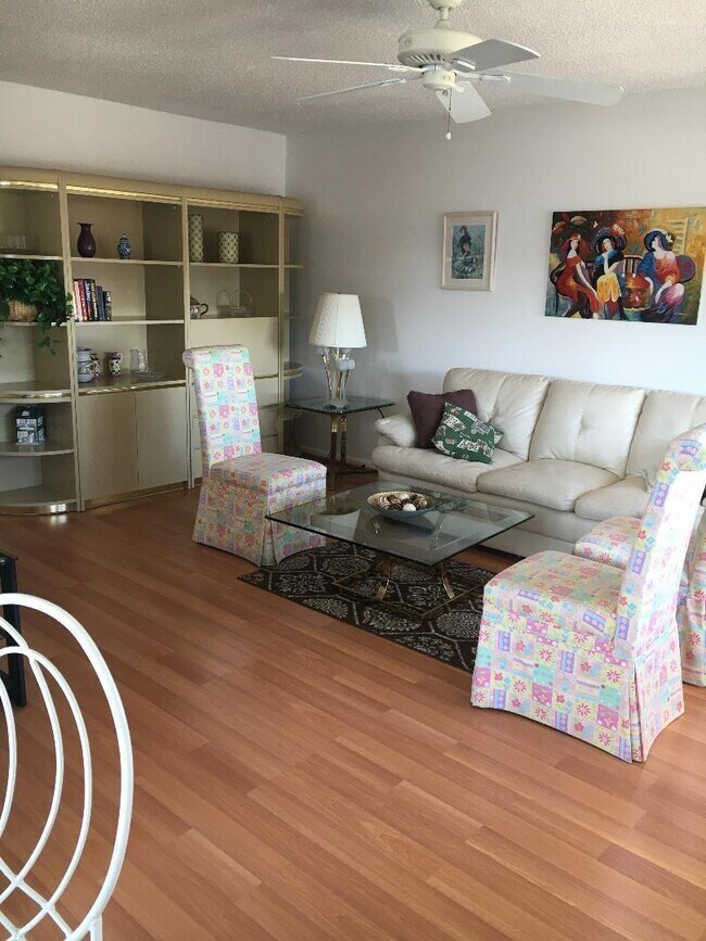 Photo - 243 Fanshaw F