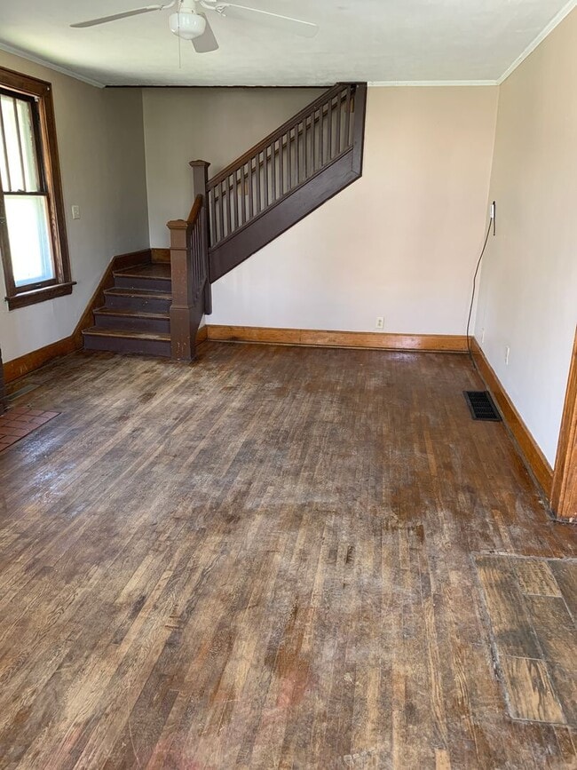 Photo - Large 3 bedroom house with fenced in backyard