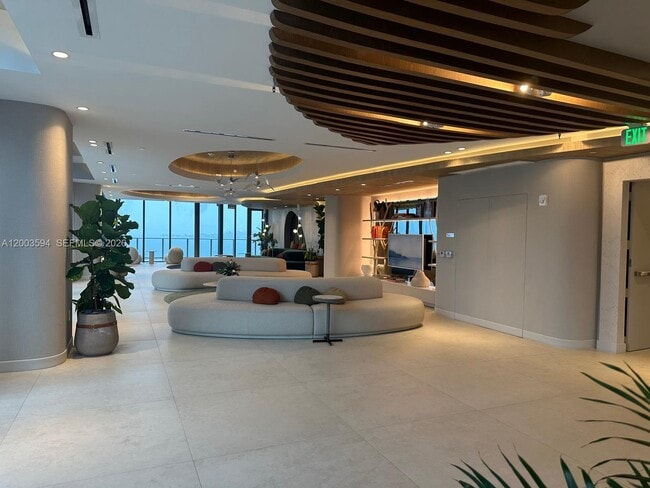 Photo - 700 NE 24th St Unidad 2605