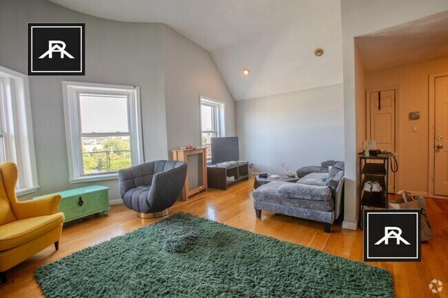 Building Photo - 3 bedroom in Brookline MA 02446 Unit 7 Rental