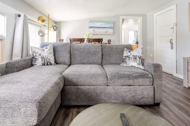 Marengo C - Living Room - 731 S Marengo Ave