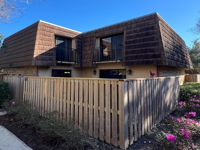 Building Photo - Two-Bedroom 2 story townhome- Prime location off Conroy near Millenia!!