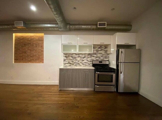 Building Photo - 1076 Greene Ave Unit 2