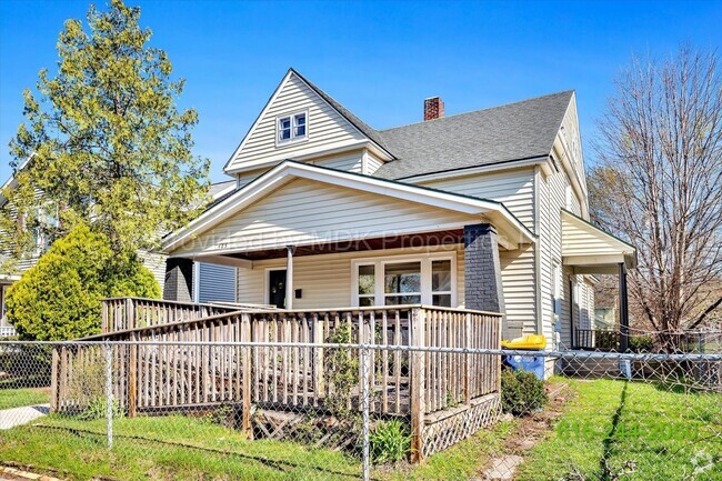 Building Photo - STUNNING REMODEL!!! Extremely Spacious 4 B... Rental