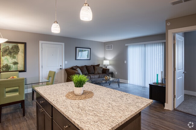 2BR, 2BA - 1025SF