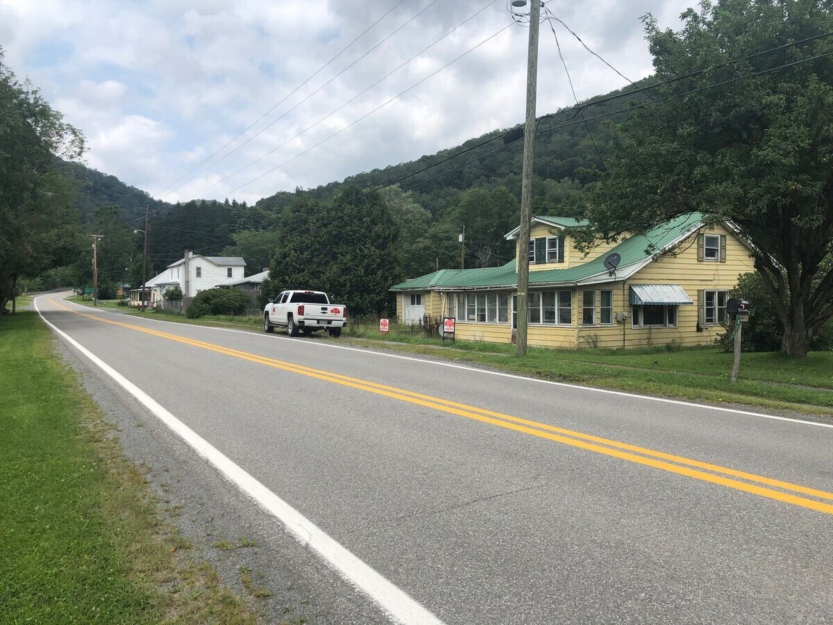 Photo - Large 3 bedroom / 2 bathroom single family home for rent!