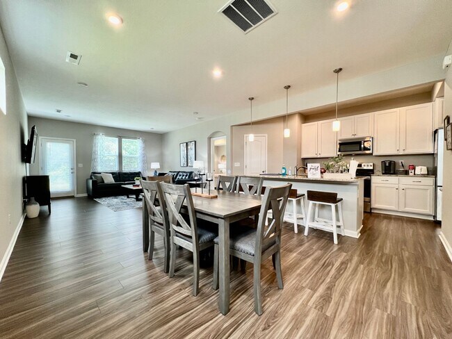 Photo - Fully Furnished Luxury Corporate Rental - ...