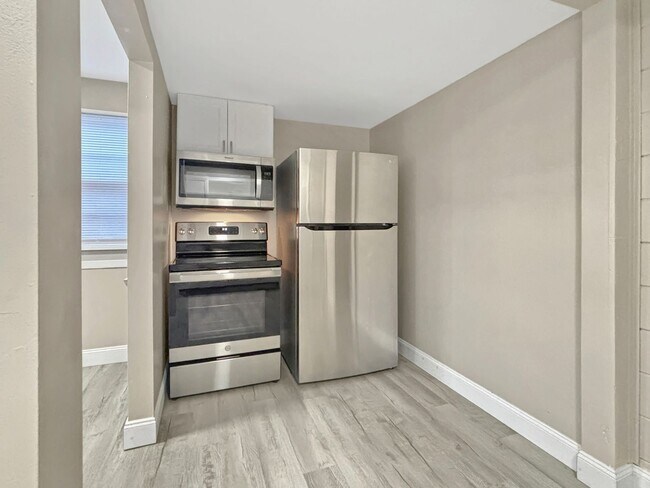 Photo - 104 S Beechtree St Unit A