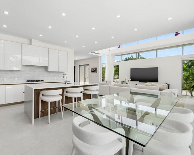 Photo - 1201 W 47th St