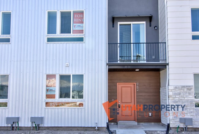 Building Photo - 962 W 500 S Rental