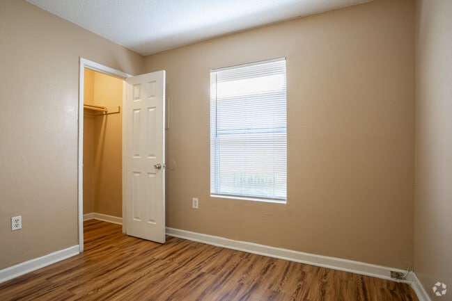 3 BR, 1 BA - 750 SF