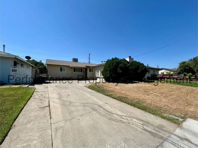 Building Photo - Cute 3 Bed/1 Bath SE Bakersfield Home w/ S...