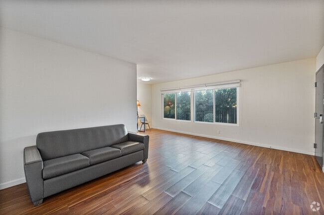 1BR, 1BA - 671SF - Living Room - 303 N. Oakland
