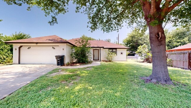 Building Photo - REMODELED 3 BEDROOM 2 BATH ALL TILE HOUSE!!!
