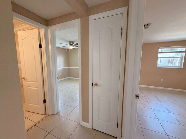 "Charming 2-Bed, 1 -bath in Holiday, FL - Cozy 864 Sq Ft Gem!"