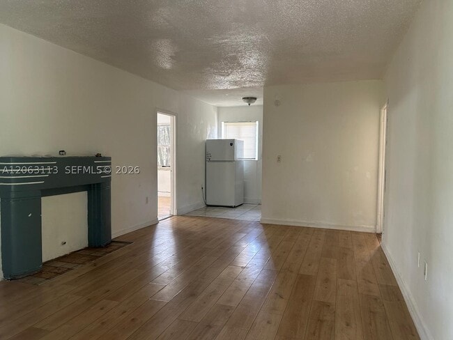 Building Photo - 10 Bay Dr E Unit 10