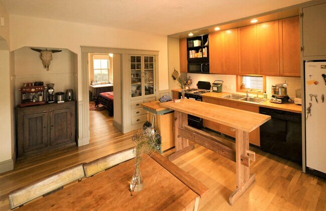 Building Photo - 218 Brookline St Unit 1 Rental