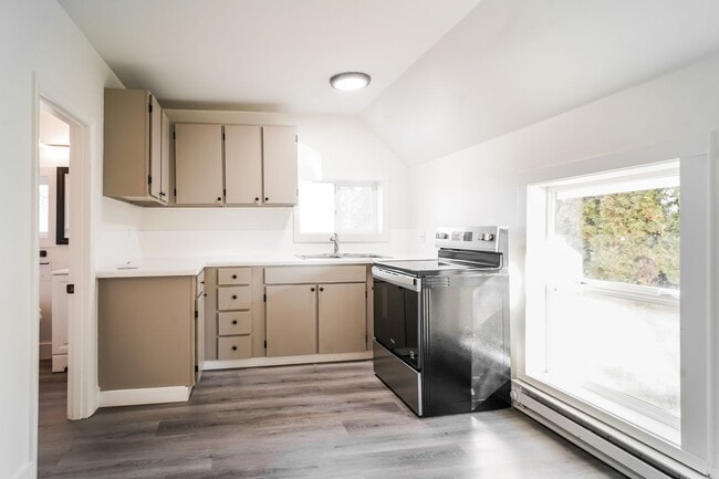 Building Photo - 135NE Unit A