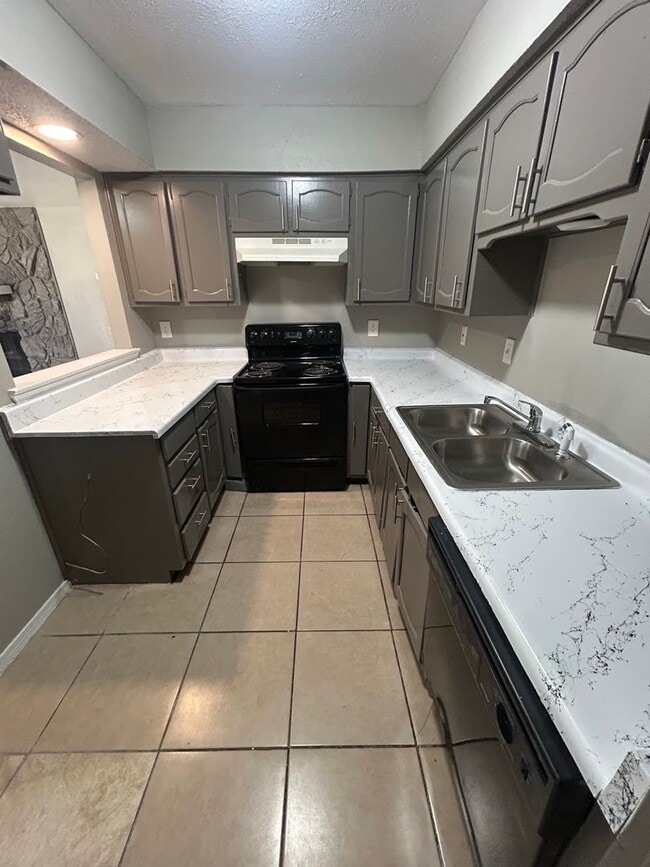 Photo - 412 Hollandale Cir