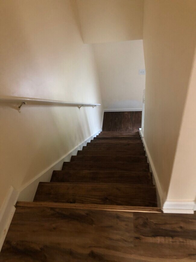 Escaleras de madera noble - 4424 Logan Way