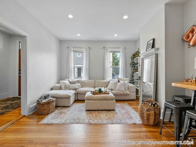 Building Photo - 393 E 5th St Unit 1 Rental