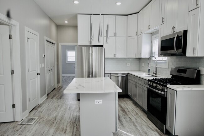 Photo - 1007 N Madison St House