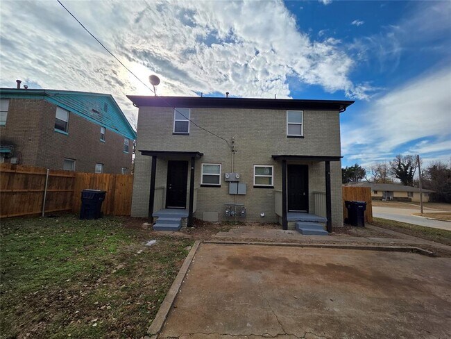 Building Photo - 2722 N Lyons Dr