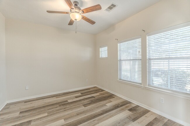 Photo - 20702 Settlers Lake Cir N