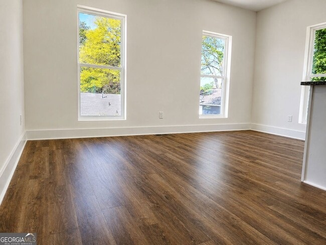 Photo - 1351 Brewster St SW