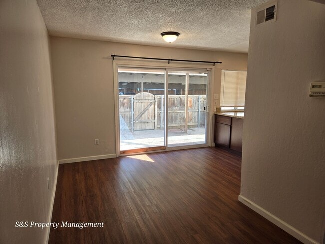 Photo - 8879 Salmon Falls Dr