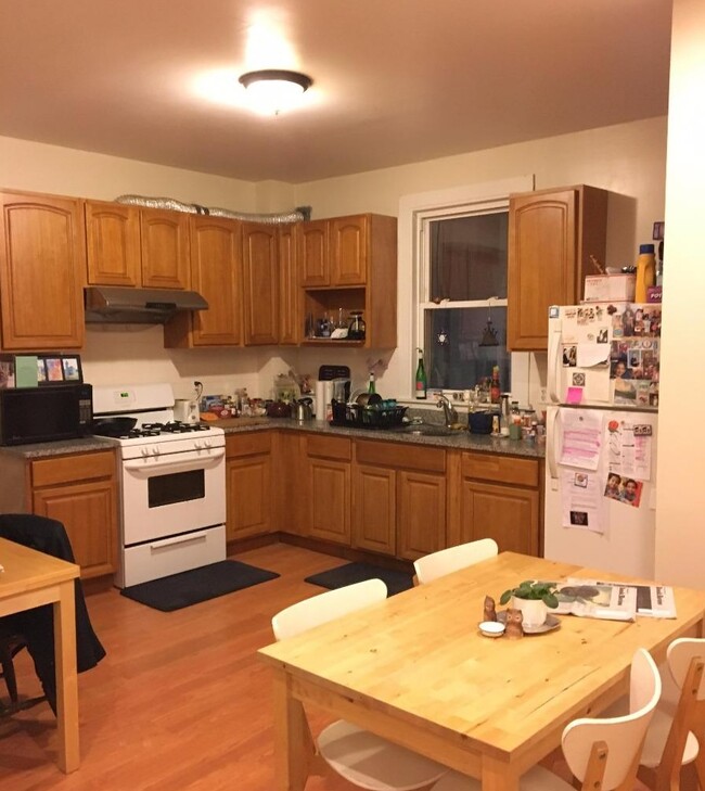 Building Photo - 42 Sewall St Unit uni2 2.5-bed 1 bath Rental