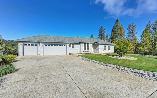 Building Photo - Beautiful 3 bedroom 2 bathroom Home in Beautiful Weimar!