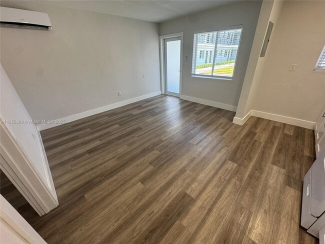Building Photo - 25 W 6th St Unit 2 Rental